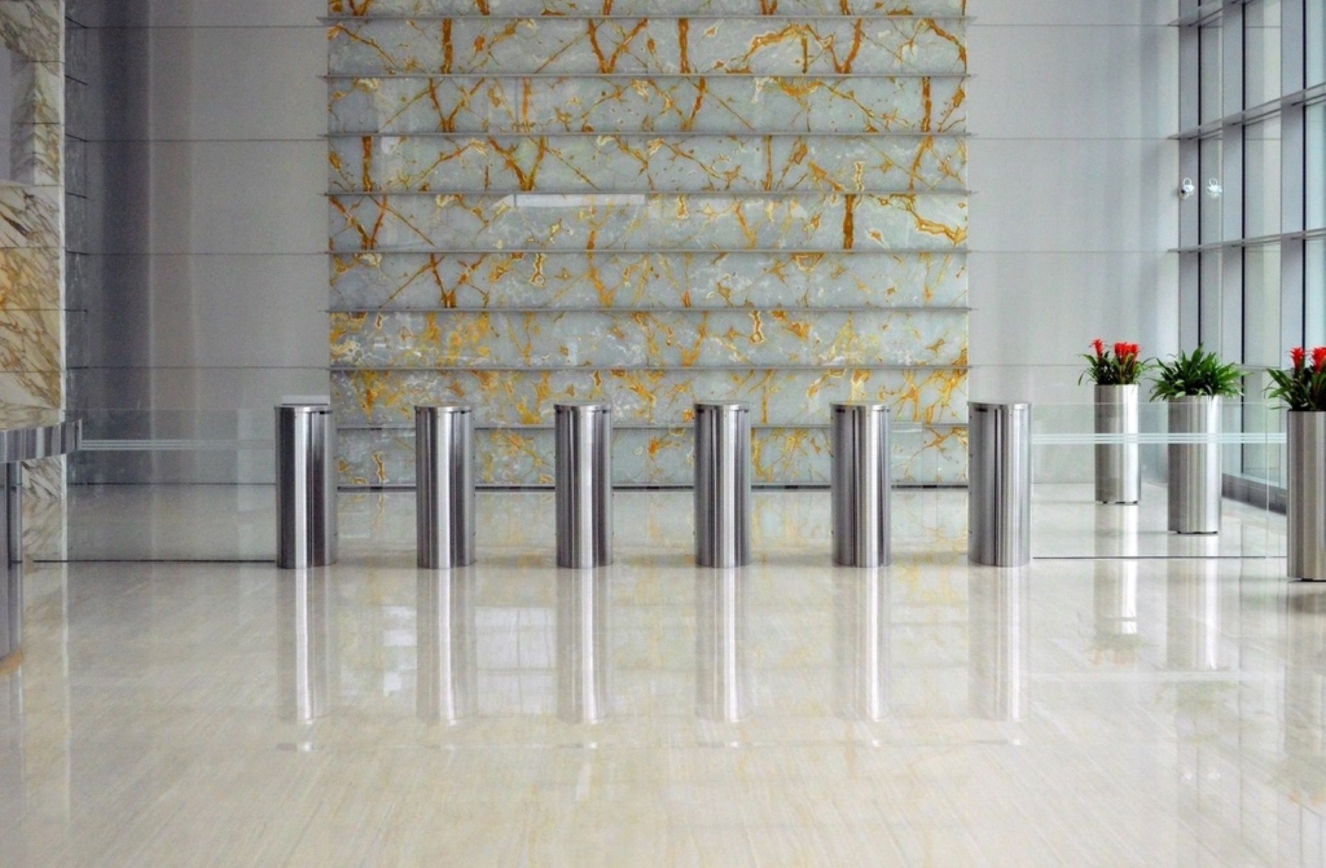 Hall d'entrée d'un immeuble commercial : plancher poli et mur de marbre